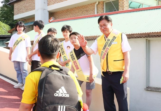 백령초 등굣길 교통안전 캠페인
