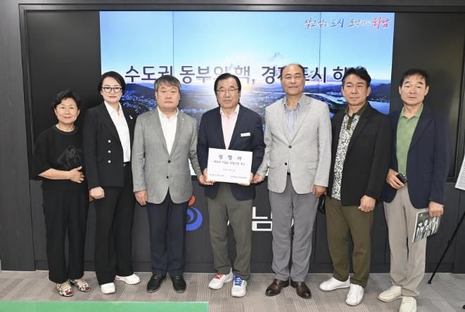 (사)하남시기업인협의회 김승현 회장(오른쪽 세 번째)과 하남시체육회 최진용 회장(왼쪽 세 번째)이 이현재 하남시장(가운데)에게 5성급 비즈니스 호텔 유치 촉구에 대한 성명서를 전달 하고 있다.