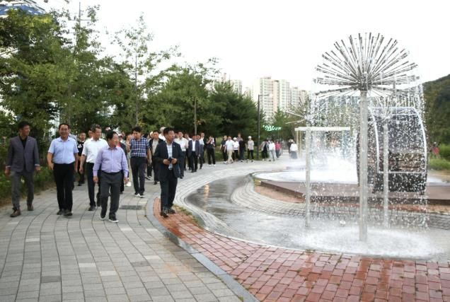 왕숙천 테마정원 완공…주광덕 남양주시장, 맨발로 시민과 걸으며 도심 속 힐링 공간 점검