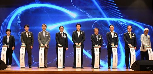 오세훈 서울시장이 11일(금) '서울주택도시개발공사 출범 및 비전 선포' 세레머니를 하고 있다.