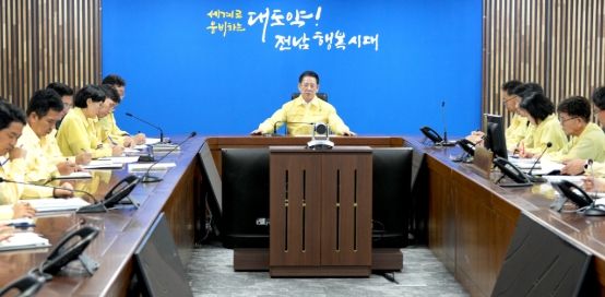 김영록 전라남도지사가 13일 오후 도청 재난종합상황실에서 실국장 등이 참석한 가운데 ‘집중호우 대비 대처상황보고회’를 주재하고 있다.