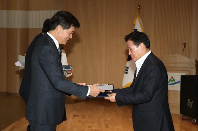 2024년 12월 안병구 밀양시장이 2024년 밀양시 농업기술명장으로 선정된 이용재 씨(오른쪽)에게 명장 인증서와 인증패를 전수했다.