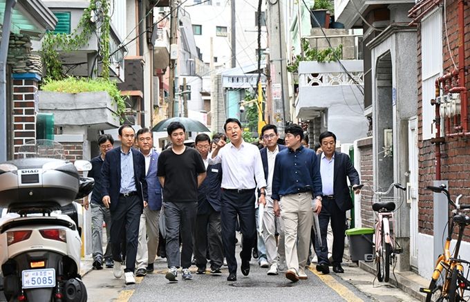 14일 자양4동 재개발 현장을 방문한 오세훈 서울시장이 지역을 둘러보고 있다.