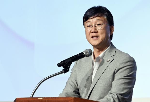 이민근 안산시장이 14일 안산문화예술의전당 국제회의장에서 개최된 '안산미래연구원 개원 기념 세미나'에 참석해 인사발언을 하고 있다.