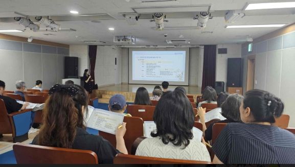 15일 밀양시립도서관에서 평생교육이용권 사용기관, 시민 등을 대상으로 진행된 ‘2025년 찾아가는 평생교육이용권 설명회’