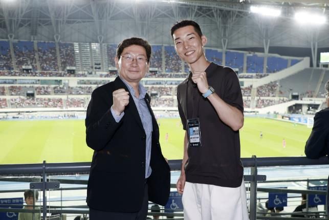 15일 용인미르스타디움에서 이상일 시장이 우상혁 선수와 기념사진을 촬영하고 있다