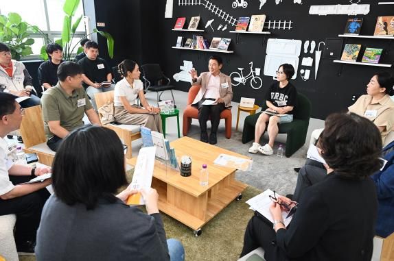 김동근 시장이 7월 15일 의정부문화역 이음에서 시민들과 문화정책에 대해 논의하고 있다.