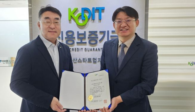 한상우 신용보증기금 부산스타트업지점 지점장이 정영인 (주)씨라이프사이언스랩 대표에게 선정패를 수여하고 있다.