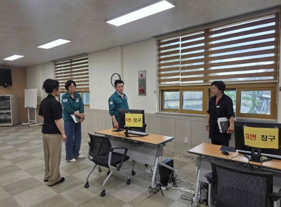 - 곽근석 밀양시 부시장이 상남면 행정복지센터를 방문해 민생회복 소비쿠폰 접수 준비 상황을 점검하고 있다.