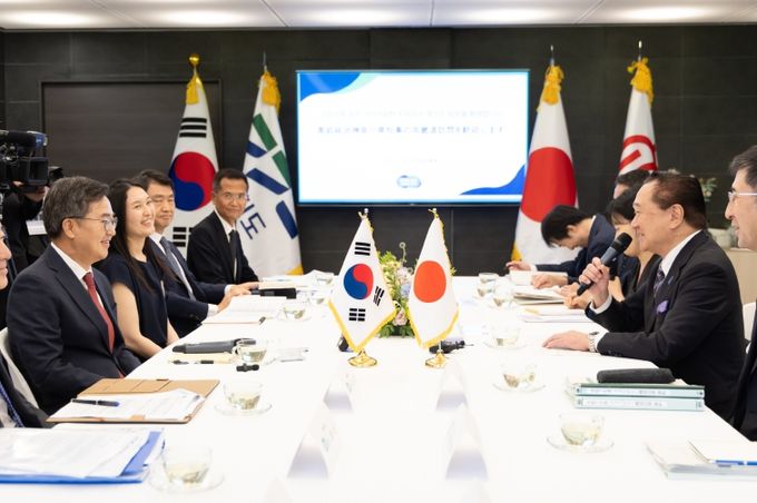 16일 오전 도담소에서 김동연 경기도지사가 구로이와 유지 가나가와현 지사 및 대표단과 면담을 하고 있다.