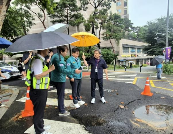 마포대로 262 인근 도로 침하 현장을 찾은 박강수 마포구청장