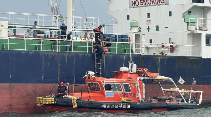 울산해경, 울산항 M-2 묘박지 선상 응급환자 이송