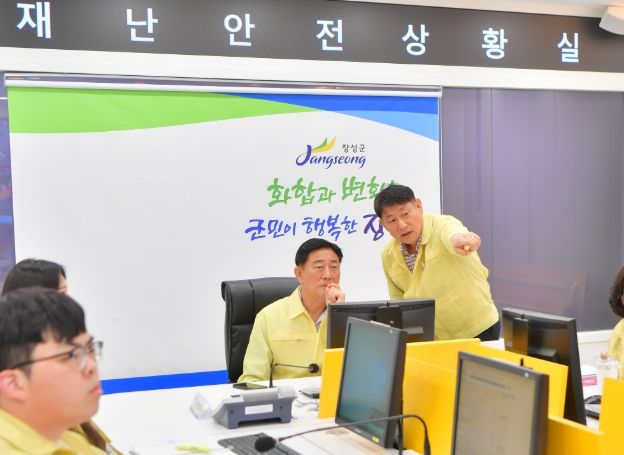 김한종 장성군수가 17일 재난안전상황실에서 호우상황을 확인하고 있다.
