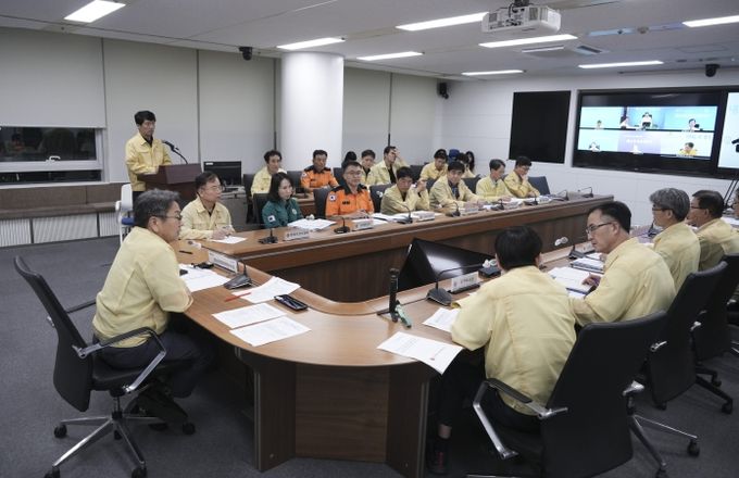 강기정 광주광역시장이 17일 오후 11시 시청 17층 재난안전대책본부 회의실에서 열린 '호우 대비 상황판단회의'에 참석해 회의를 주재하고 있다./광주광역시 제공