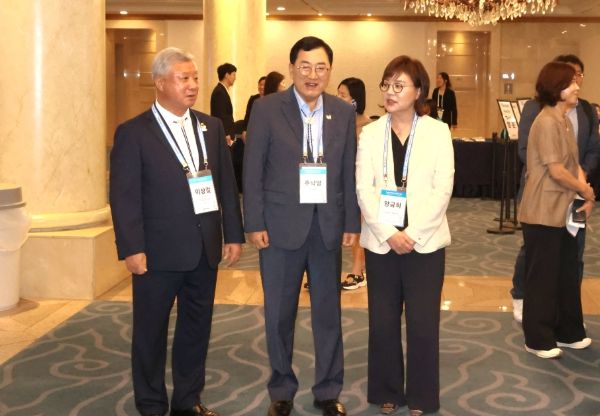 주낙영 경주시장이 16일 ‘제48회 대한상의 하계포럼’ 개막식에 참석해 건배사를 하고 있다.