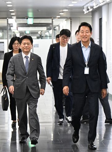 오세훈 서울시장이 18일(금) 이명순 국민권익위원회 부패방지부위원장(왼쪽)과 교육장에 입장하고 있다