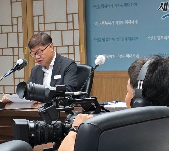 영천시 직원들이 청렴라디오 녹음에 참여하고 있다.