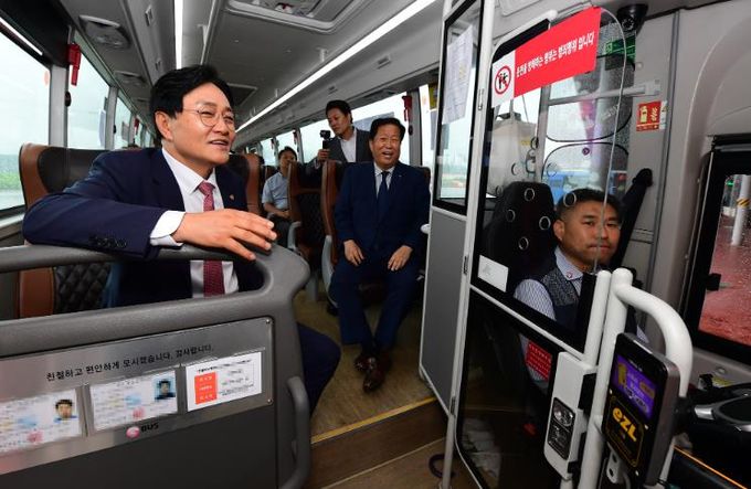 박용철 강화군수, 3000번 버스 증차 운행 첫날 현장 방문… “계속해서 광역교통망 개선할 것”