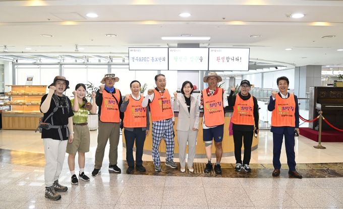 APEC 응원 종주 ‘왼발박사’ 이범식 교수 달성군청 방문
