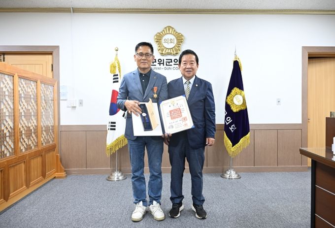 군위군의회, 2025년도 상반기 퇴직자 정부포상 수여식 개최