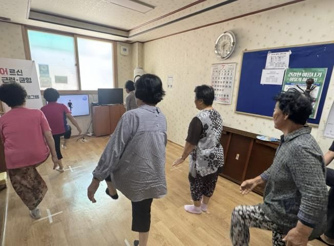 괴산군보건소, “어르신 근력·균형 운동 완성 프로그램” 운영