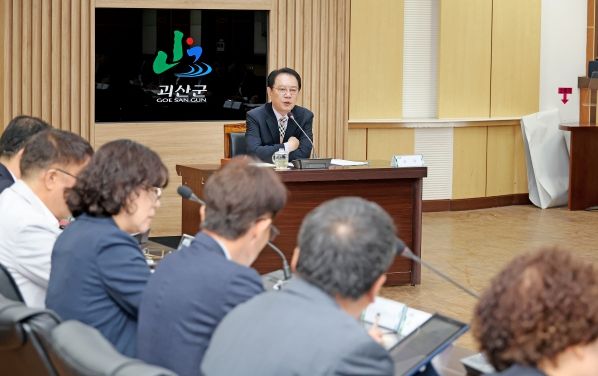 송인헌 군수가 확대간부회의를 주재하고 있다