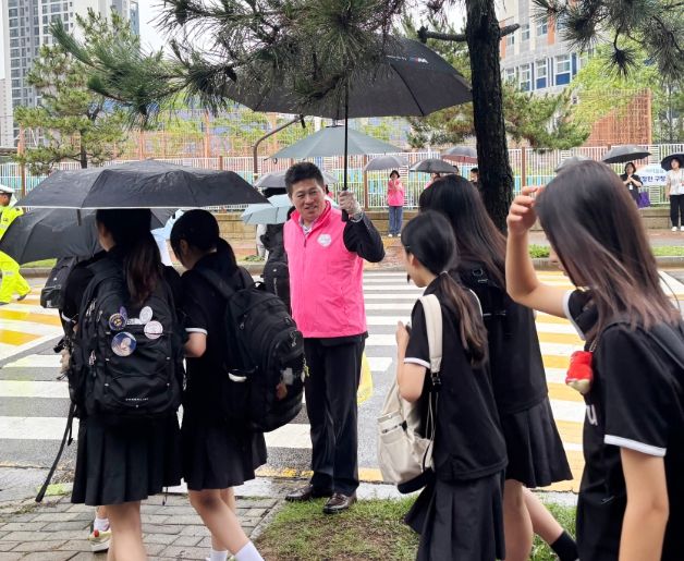 운서중에서 1학기 마지막 등굣길 교통안전 현장점검