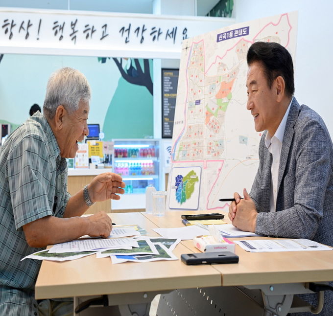 김동근 시장이 7월 18일 신곡1동 주민센터 현장시장실에서 시민과 소통하고 있다.