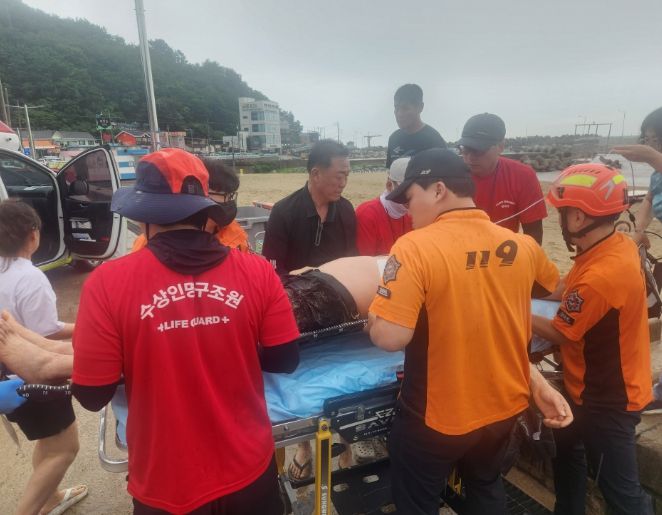 영덕군 구조요원, 하저해수욕장서 심정지 관광객 생명 구해
