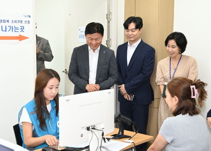 중동 행정복지센터를 찾아 현장 점검을 하는 조용익 부천시장