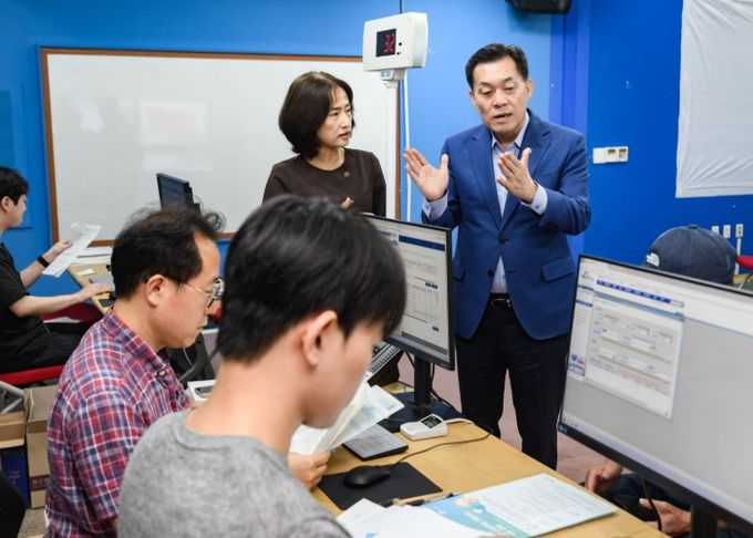 이재준 수원시장이 인계동 행정복지센터에서 현장을 점검하고 있다.