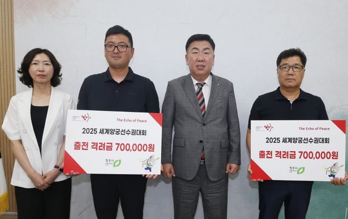 청주시청 김우진 선수, 2025 세계양궁선수권대회 출전보고. 사진(왼쪽부터 이정미 체육교육과장, 김우진 선수, 이범석 시장, 호진수 감독)