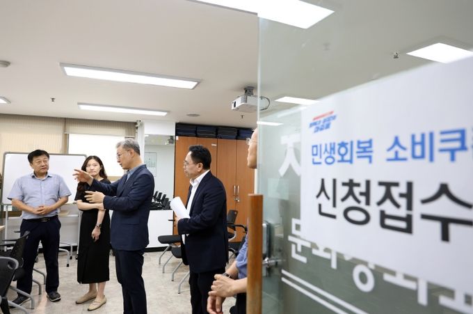 현장 점검 중인 장인홍 구로구청장