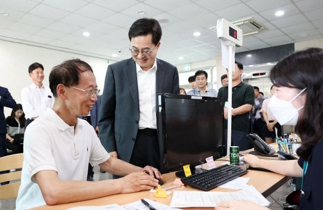 김동연 도지사, 민생회복 소비쿠폰 신청 첫날 현장점검