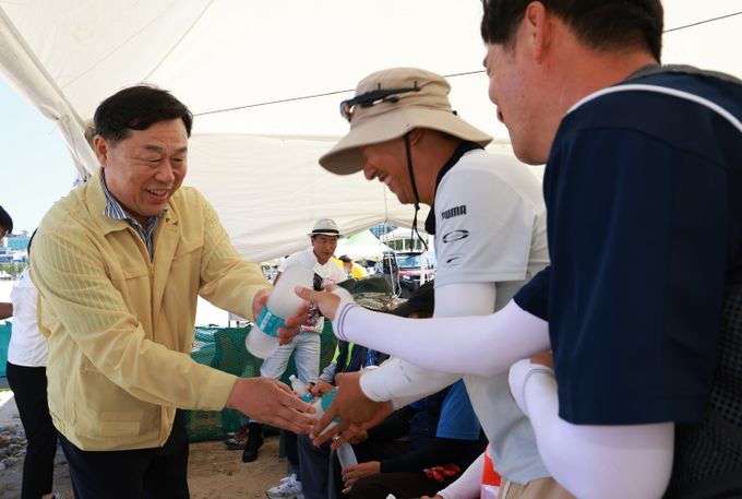 김종훈 동구청장은 21일 일산해수욕장과 대왕암공원 일원에서 근무하는 공공일자리사업 참여자를 찾아 폭염대비 건강 수칙 등을 당부하고 생수를 전달하고 있다.