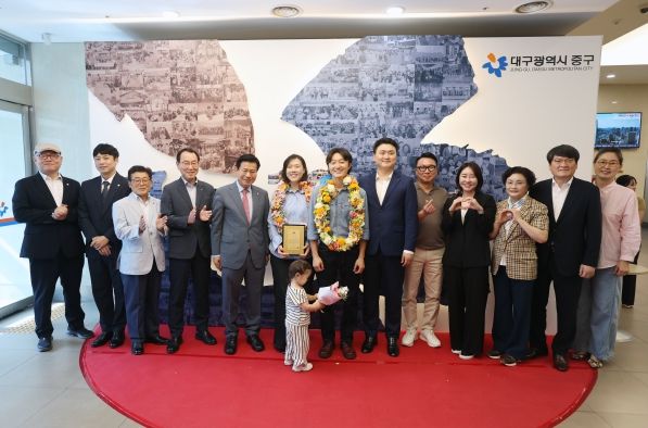 인구의 날 연계 인구10만 달성 기념행사 (단체사진)