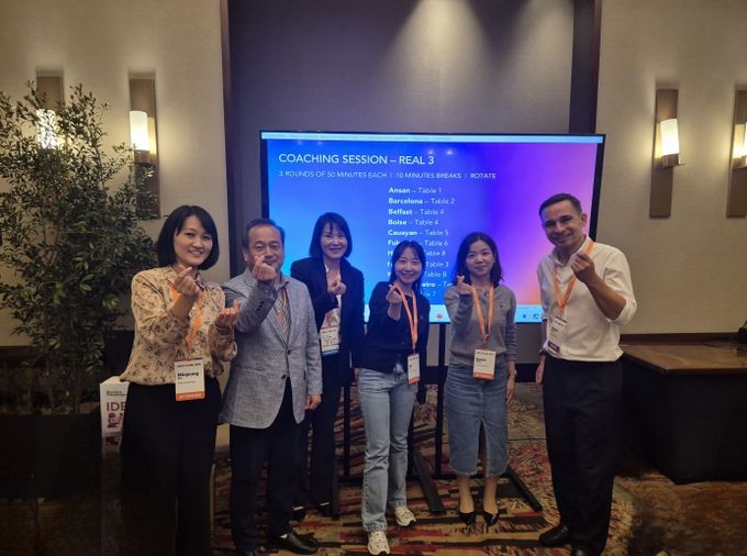 美 블룸버그재단 글로벌 시장 챌린지 아이디어 캠프에 참가한 안산시 관계자들이 함께 기념촬영을 하고 있다.