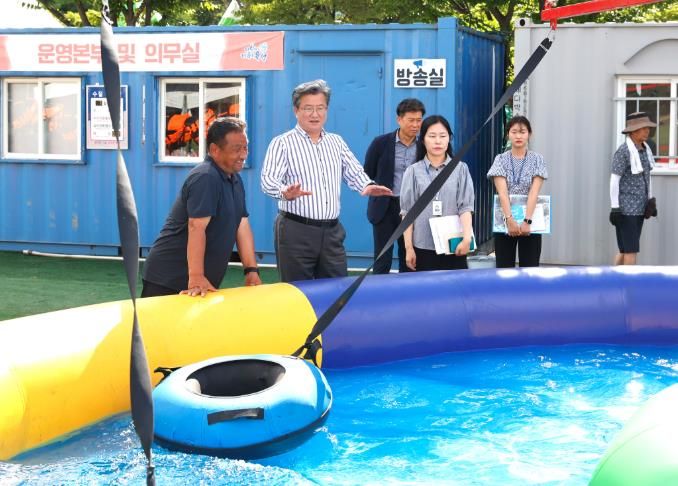 지난 21일 정용래 유성구청장이 개장을 앞둔 연구단지 종합운동장내 어린이 물놀이장을 점검하고 있다.