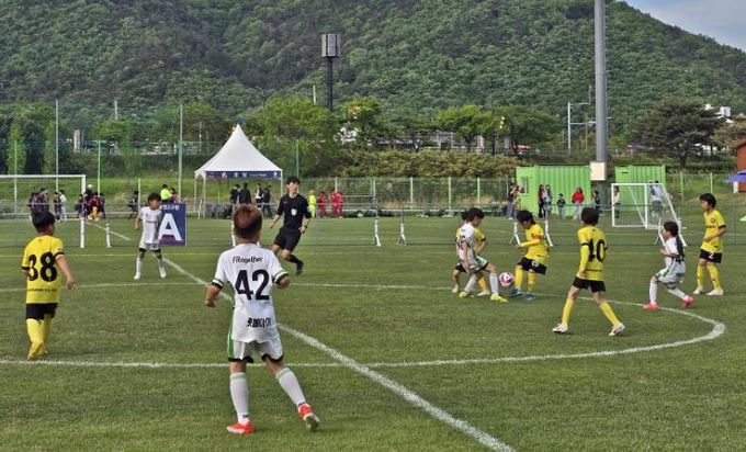 지난 5월 경주 알천구장에서 열린 2025 화랑대기 전국 유소년축구대회 1차 대회에서 어린 선수들이 경기에 임하고 있다.