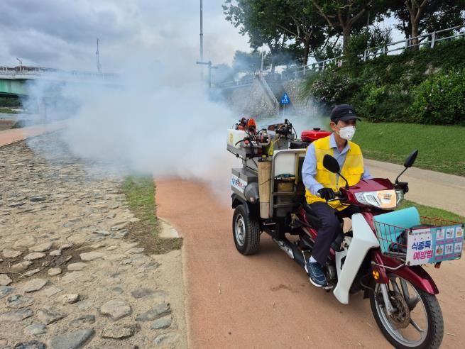 대구 중구보건소, 집중호우 감염병 예방 긴급 방역 실시(21일 신천에서 오토바이 연무 방역소독 중인 모습)
