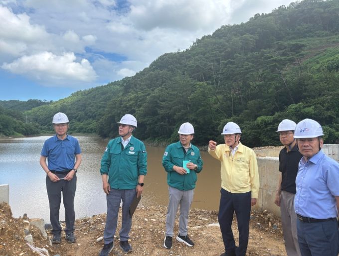 지난 21일 최기문 영천시장, 건설과, 한국농어촌공사 영천지사 관계자들은 북안면 신촌리에 위치한 석불지 재해위험저수지 정비사업 현장을 방문해,정비 추진상황과 안전관리 실태를 점검했다.