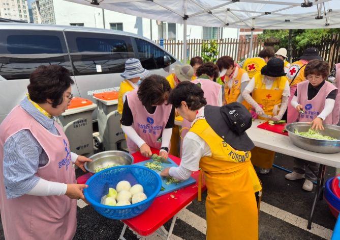 급식 봉사활동하는 경상남도여성단체협의회