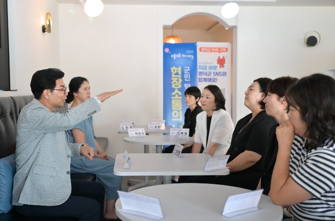 김광열 영덕군수가 학부모들과 만나 소통하고 있다.