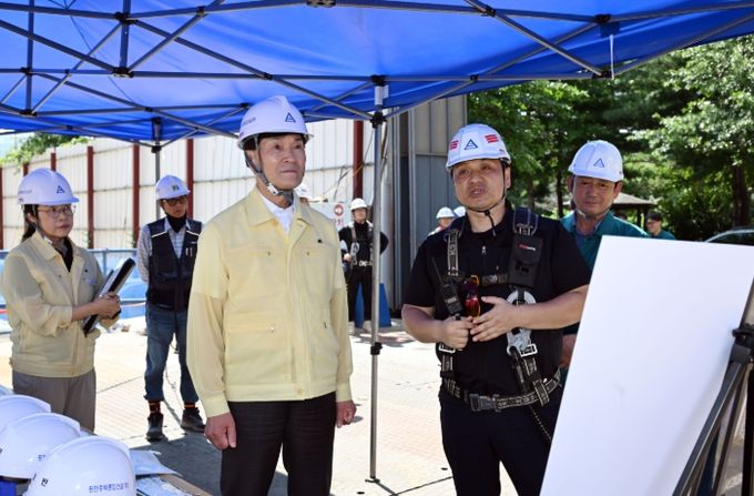 - 안병구 밀양시장이 22일 삼문동 아파트 신축 현장을 방문해 사업 현황을 점검하고 있다.