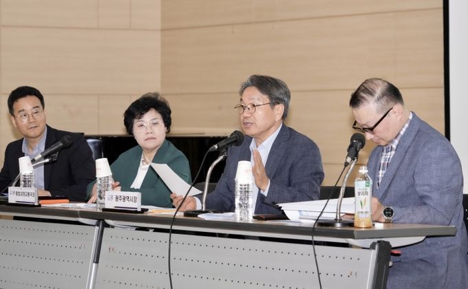 강기정 광주광역시장이 22일 오후 광주교통문화연수원에서 열린 ‘택시요금 현실화를 위한 광주시민 공청회’에 참석해 참석자들과 택시요금 적정 산정 용역 결과를 공유한 뒤 의견을 나누고 있다. /광주광역시 제공