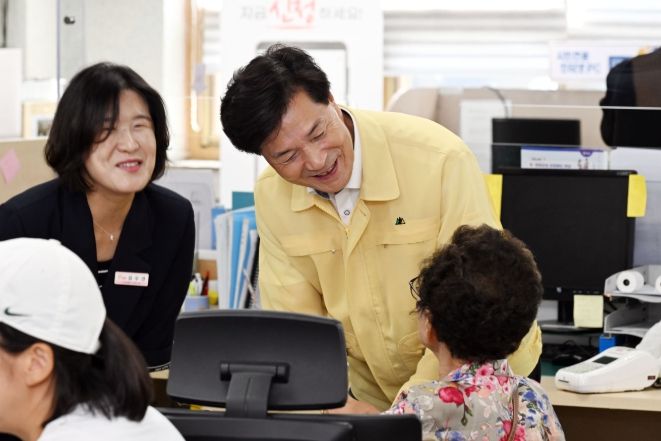 안병구 밀양시장이 23일 내이동 행정복지센터 민생회복 소비쿠폰 접수 현장을 방문해 주민과 인사를 나누고 있다.