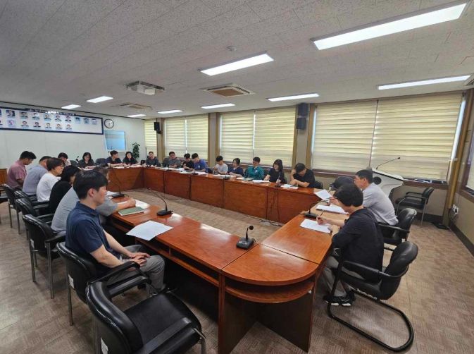 지난 22일 농업기술센터 소회의실에서 피해조사 파견 공무원을 대상으로 피해조사 방법 교육을 진행하고 있다.