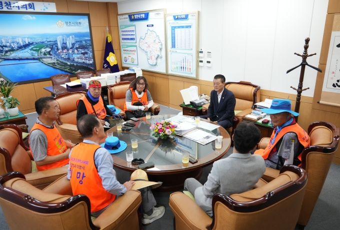 왼발박사 이범식 교수, APEC 성공 염원 도보종주 중 영천시의회 방문