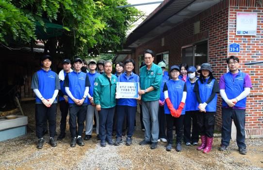 국가철도공단 영남본부(본부장 안성석)가 23일 집중호우로 피해를 입은 울주군 범서읍을 방문해 이순걸 군수, 김효준 범서읍장 및 자원봉사자들과 함께 수해복구 봉사활동을 진행하고 150만원 상당의 구호물품을 전달했다.