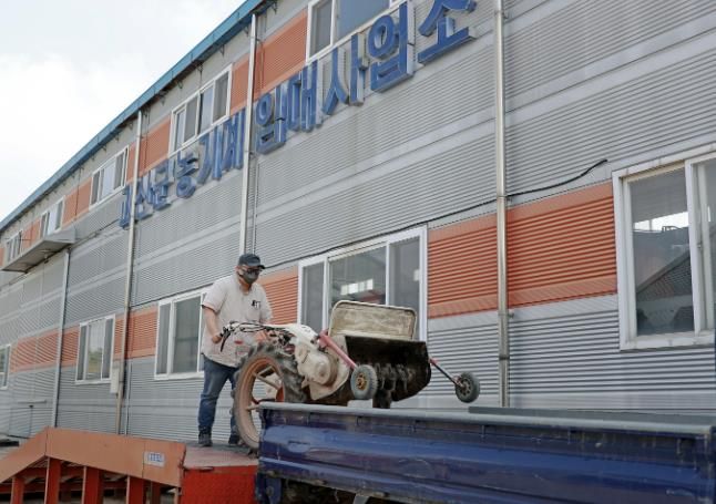 임대한 농기계 배달을 위해 농기계를 옮기고 있다